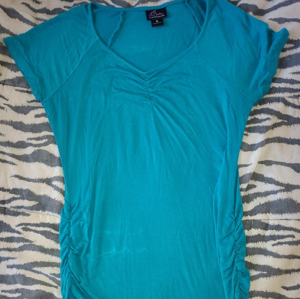 Short sleeved maternity top.